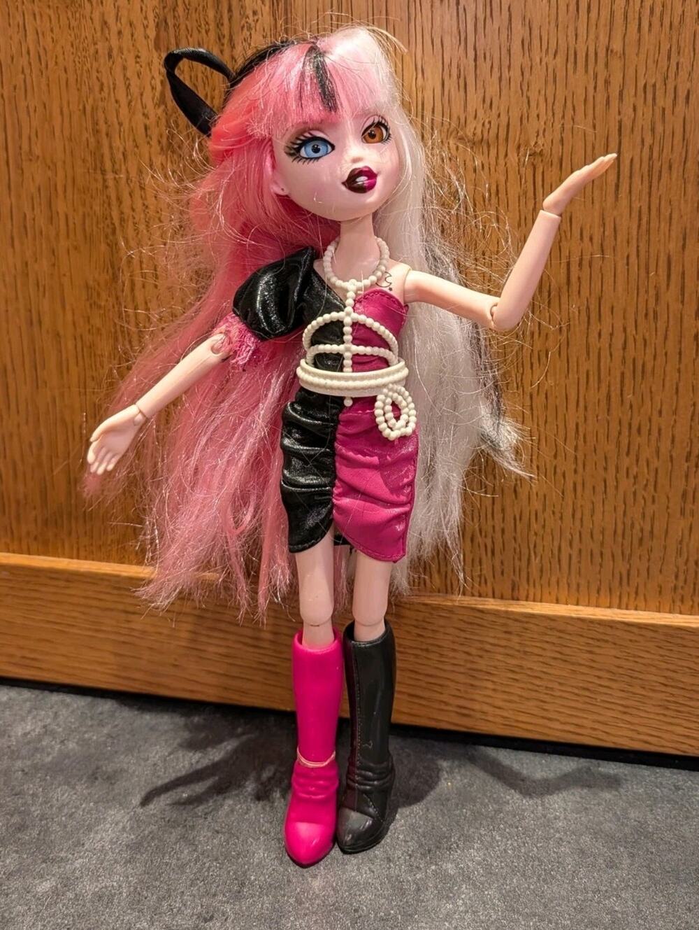 MGA Bratz Bratzillaz Cloetta Spelletta Glam Gets Wicked Doll b3